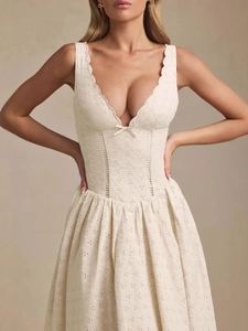 Elegante abito avorio senza maniche con scollo a V, pizzo e motivi floreali ricamati