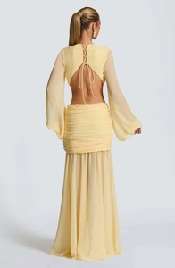 Dettaglio posteriore dell'abito in chiffon giallo tenue con schiena scoperta e lacci