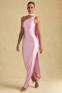 Détail d'une robe en satin rose extensible avec encolure licou et fente haute sur la jambe