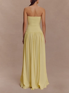 Vue de dos de la robe longue plissée jaune sans manches avec taille froncée et dos nu