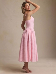 Elegante abito midi rosa pallido con ricamo traforato e silhouette sottile aderente