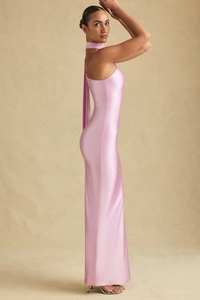 Vue détaillée d'une robe dos nu en satin rose avec des liens élégants et texture soie
