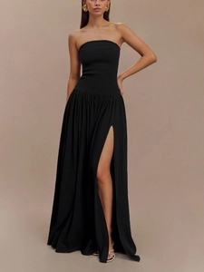Robe longue noire sans bretelles avec taille froncée et fente haute pour l'été chic