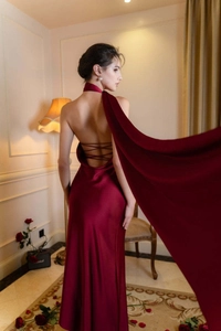 Détail du dos nu de la robe de soirée en satin bordeaux avec fines bretelles et longs rubans