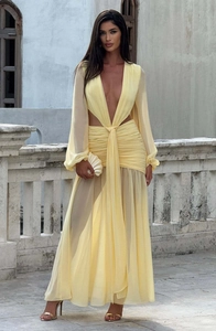 Dettaglio abito in chiffon giallo con scollo a V, ritagli in vita e accenti pieghettati