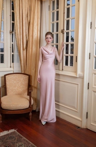 Robe longue élégante en satin rose pâle avec col bénitier et coupe ajustée sans manches
