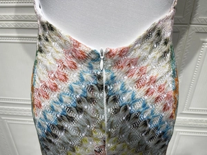 Gros plan sur la dentelle crochetée multicolore avec détail de fermeture éclair invisible