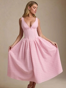 Abito midi vintage rosa con scollo a V a festone e ricami floreali dettagliati