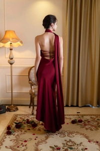 Détail de la robe de soirée dos nu en satin avec brides croisées et élégant drapé de soie