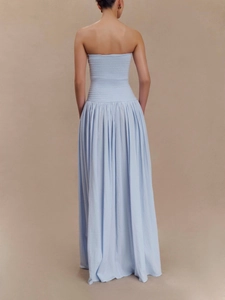 Robe longue dos nu bleu clair élégante avec détails smockés et coupe ajustée