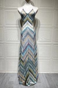 Détail d'une robe licou au crochet avec des motifs zigzag bleu clair et jaune sur le tissu