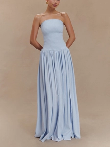 Robe longue bleu clair à bustier froncé et dos nu élégant pour l'été en plein air
