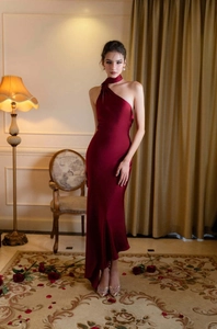 Vue détaillée de la robe de soirée en satin bordeaux avec une fente latérale élégante