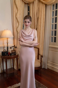 Détail de la robe de soirée en satin rose avec col bénitier élégant et texture soyeuse