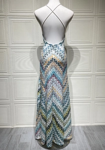 Détail du dos d'une robe maxi dos nu avec imprimés zigzag colorés et bretelles croisées