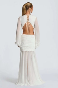 Dettaglio macro dell'abito in chiffon bianco con lacci sulla schiena e tessuto arricciato
