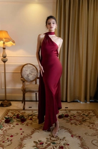 Détail de la robe en satin bordeaux avec col licou et texture soyeuse élégante