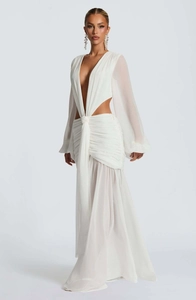 Dettaglio dell'abito in chiffon bianco con scollo a V profondo, ritagli in vita e maniche a sbuffo