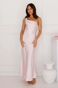 Détail de la robe de soirée en satin rose montrant le tissu de luxe et la fente latérale