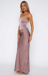 Detail eines eleganten Satin-Maxikleids mit Korsett-Stäbchen und drapiertem Raffdetail