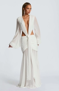Dettaglio di un abito lungo in chiffon bianco con scollo a V, tagli in vita e pieghe