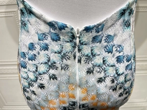 Vue détaillée de la dentelle et de la fermeture éclair invisible sur robe à fleurs