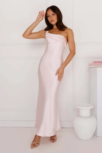Détail du tissu en satin rose clair sur une robe de soirée moulante à une épaule