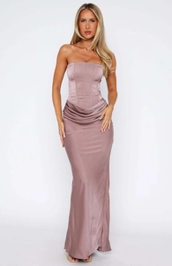 Detailansicht eines staubrosa Satin-Maxikleids mit Korsettstangen und eleganter Drappierung