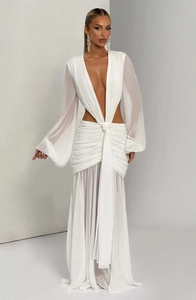 Dettaglio dell'abito da sera bianco in chiffon con ritagli laterali e nodo in vita
