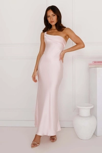 Détail d'une robe en satin rose clair à une épaule avec plis élégants et fente latérale