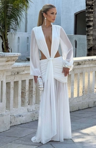 Abito in chiffon bianco con scollo a V profondo, ritagli in vita e gonna lunga a balze