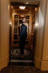 Détail de l'élégant col licou d'une robe de soirée en satin dans un ascenseur rétro