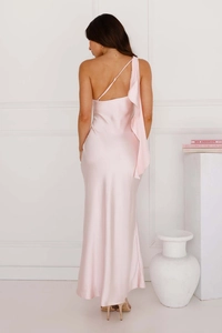 Détail du dos de la robe longue en satin rose clair avec bretelle volantée