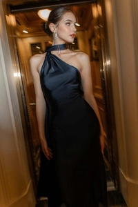 Détail de la robe de soirée en satin bleu marine montrant le licou et le tissu brillant