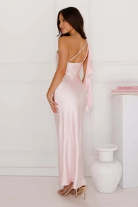 Détail de la robe en satin rose clair avec élégante bretelle à volants asymétrique