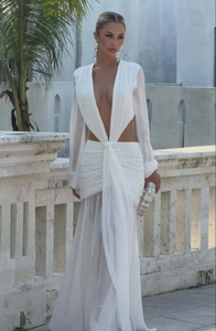Dettaglio dell'abito in chiffon bianco con scollo a V profondo e vita traforata