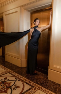 Détail d'une élégante robe de soirée dos nu en satin avec de longs rubans décoratifs