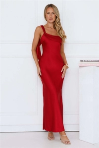 Détail de la robe longue en satin rouge à une épaule avec ruban élégant fluide