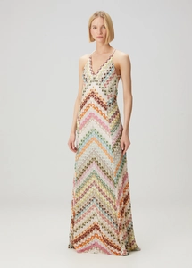 Détail du motif en maille chevron multicolore sur une robe longue bohème à licou