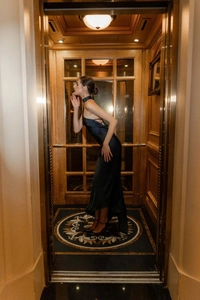 Détail d'une robe de soirée élégante en satin dos nu avec décolleté licou à nouer