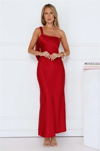 Détail de la robe de soirée en satin rouge avec décolleté asymétrique et texture du tissu