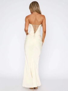Elegantes champagnerfarbenes Satin-Abendkleid mit Schnürung am Rücken und schmaler Passform