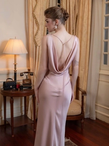Robe longue en satin rose avec dos nu drapé élégant et bretelles délicates