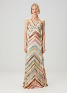 Détail d'une robe longue en maille zigzag avec décolleté en V plongeant et licou