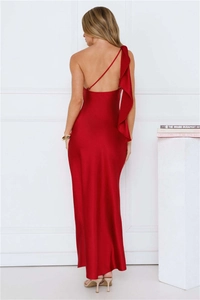 Détail de robe de soirée en satin rouge avec volant à une épaule et dos nu élégant