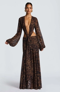 Dettaglio dell'abito lungo in chiffon leopardato con profondo scollo a V e ritaglio in vita