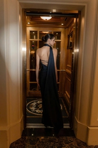 Détail de la robe dos nu avec bretelles croisées en satin et une élégante traîne longue