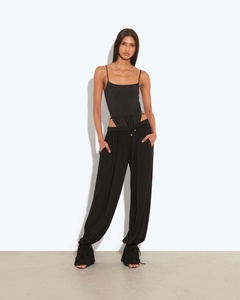 Détail du body noir dos nu avec découpes à la taille et pantalon cargo à cordon assorti
