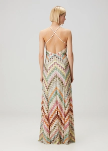 Détail d'une robe longue bohème montrant le dos nu avec des lanières blanches croisées