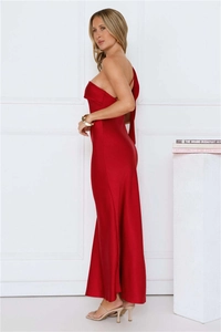 Gros plan d'une robe de soirée élégante en satin rouge avec fente latérale et texture